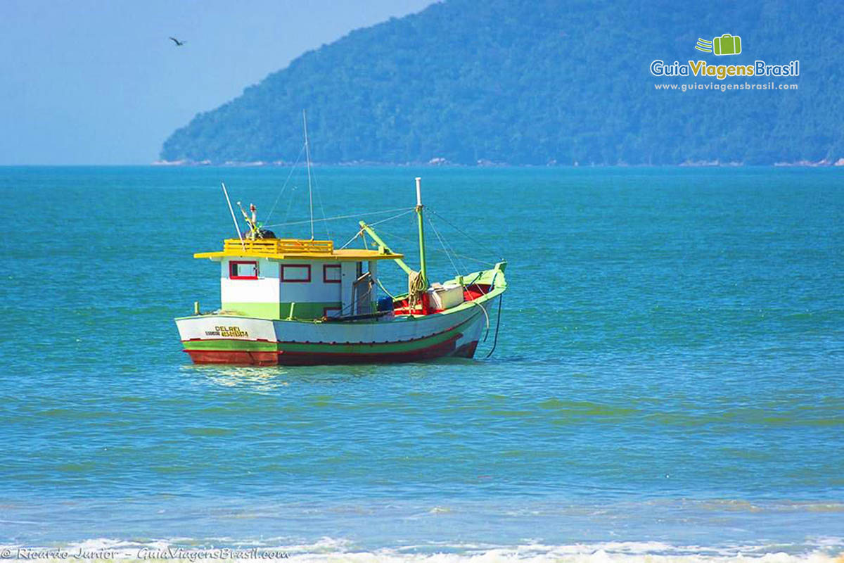 Imagem de um barco de pescador no mar da Praia Maranduba.