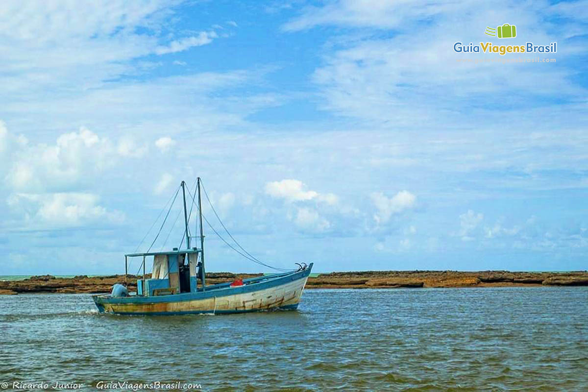 Imagem de barco de pescador em alto mar.