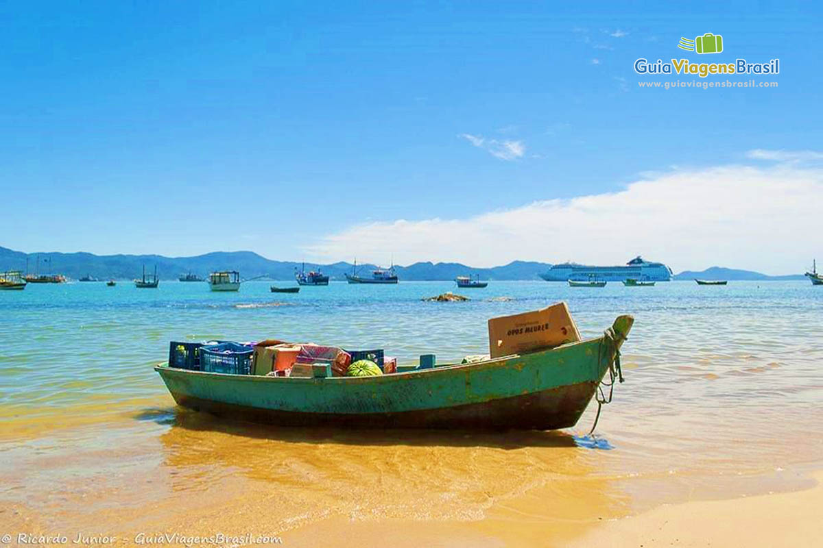 Imagem de barco de pescador na beira da Praia Araçá.