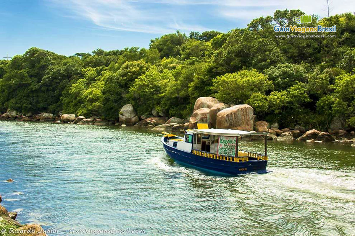 Imagem de pequeno barco de passeio para turistas.