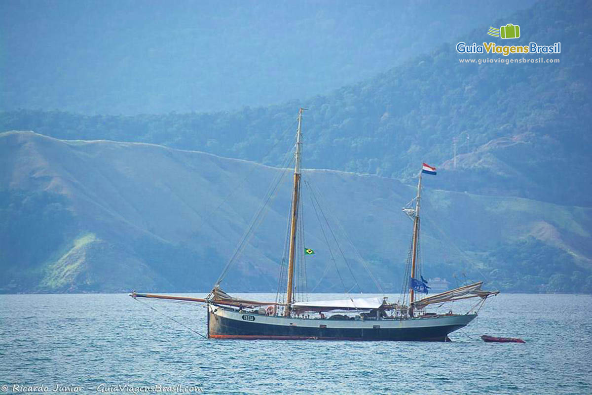 Imagem de lindo barco no mar da Praia Grande  em Ilhabela.