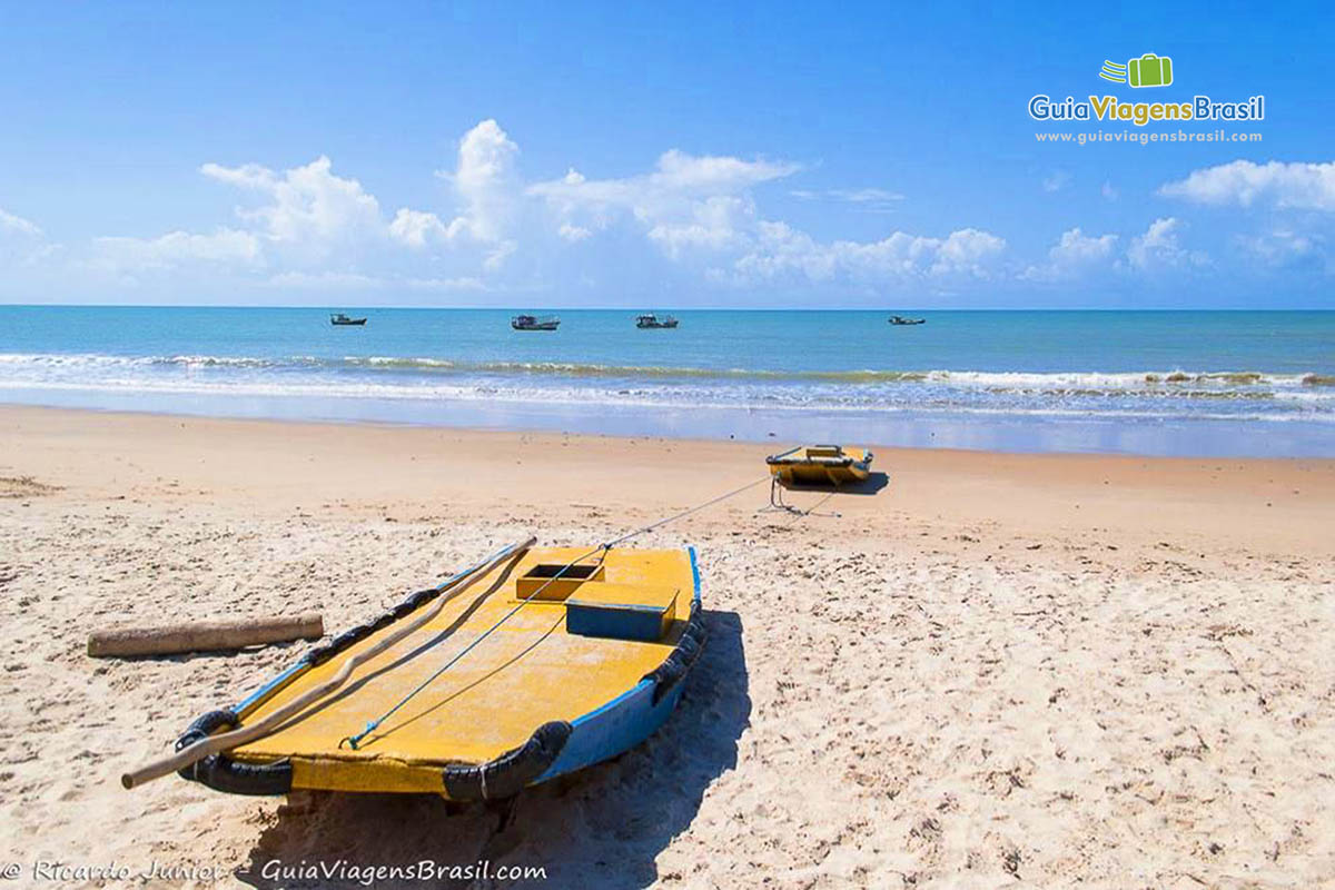 Imagem de barcos na Praia Touros.