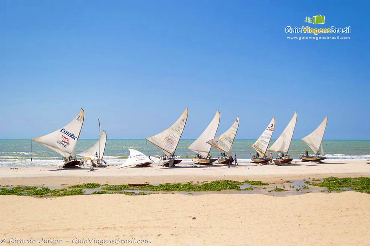 Imagem de belos barcos e a praia também é linda, Praia Barra da Sucatinga, em Beberibe.