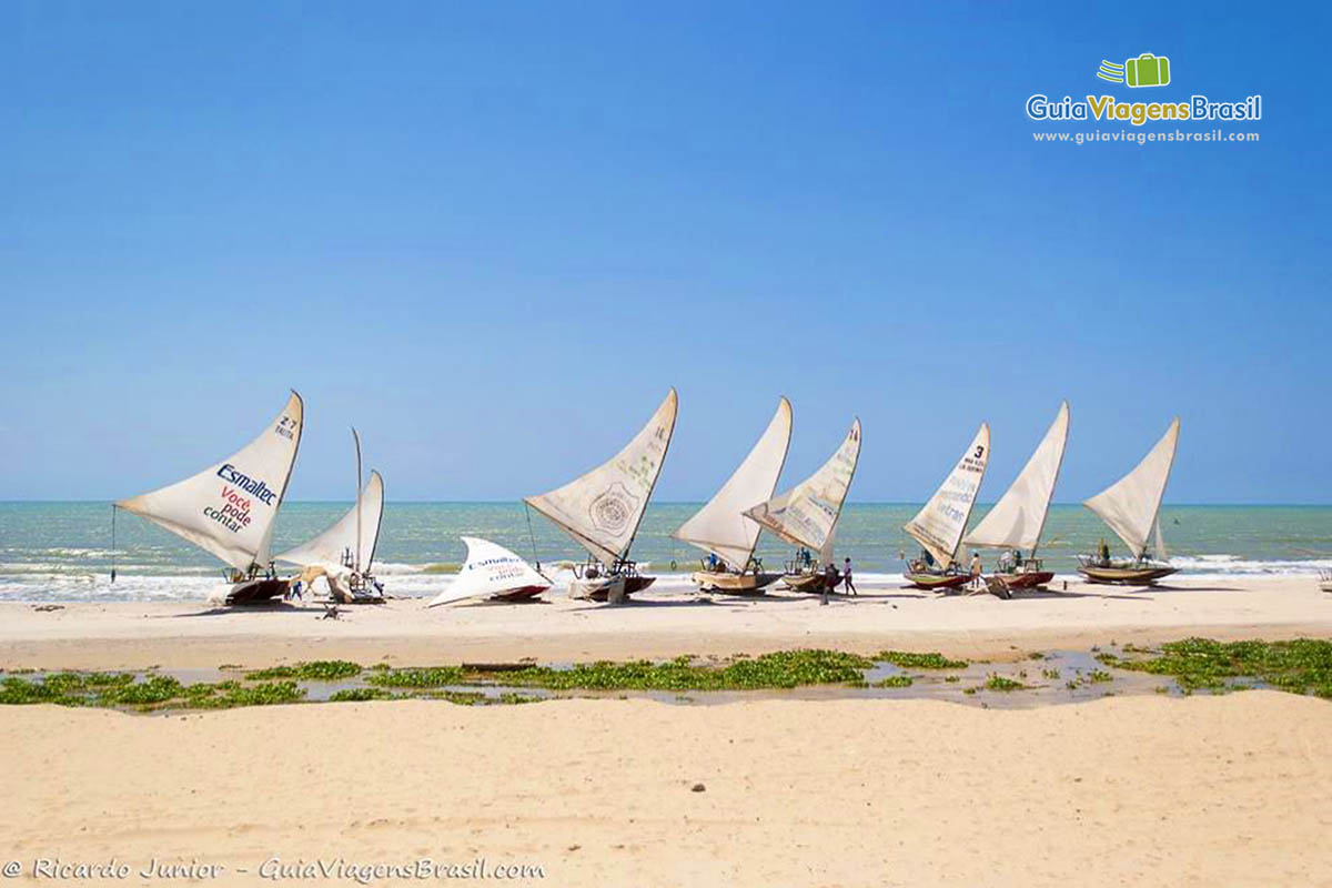 Imagem de vários barcos a vela na Praia Barra de Sucatinga.