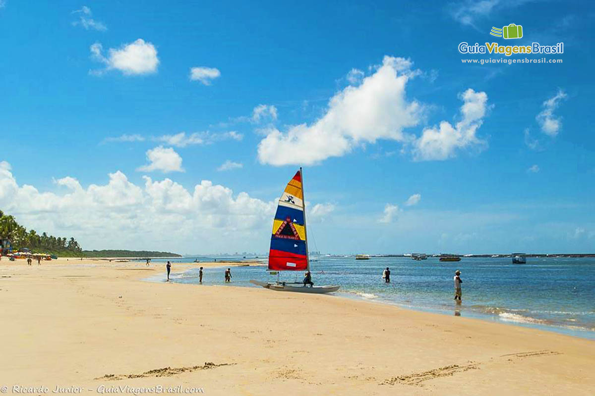 Imagem de barco a vela na beira da Praia do Francês.