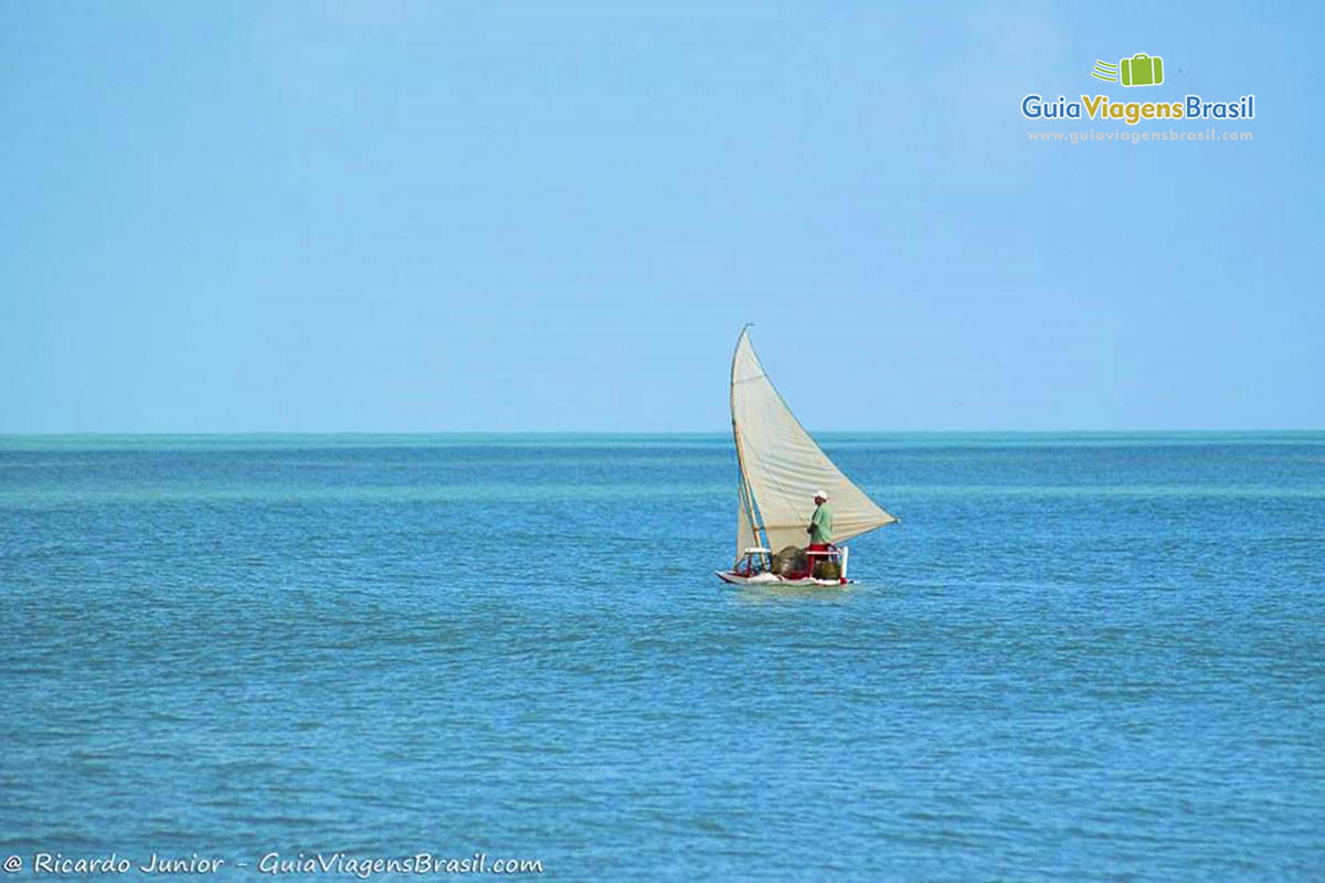 Imagem barco a vela no mar maravilhoso da praia.