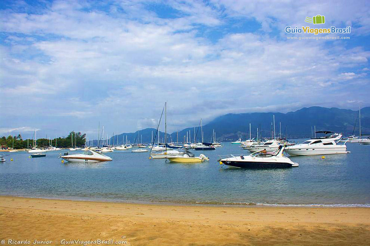 Imagem de várias lanchas no mar em Ilhabela.