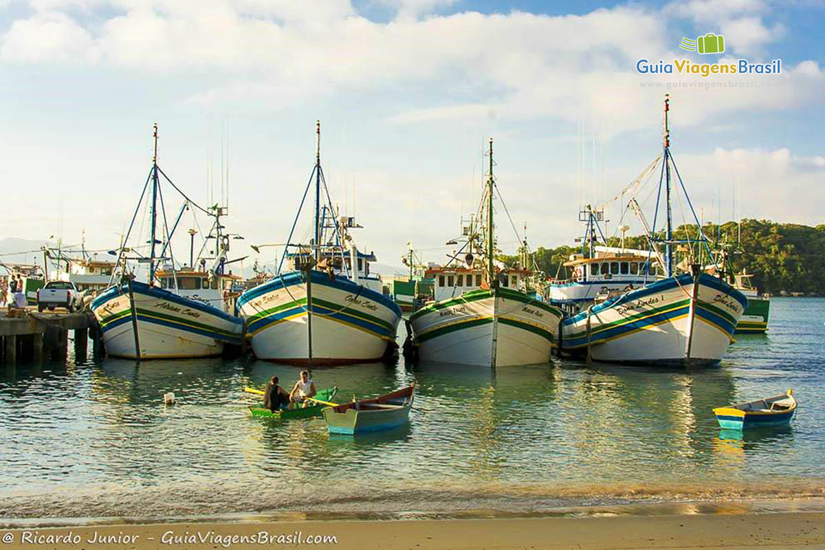 Imagem de barcos lado a lado nas águas da Praia Caixa D Aço.