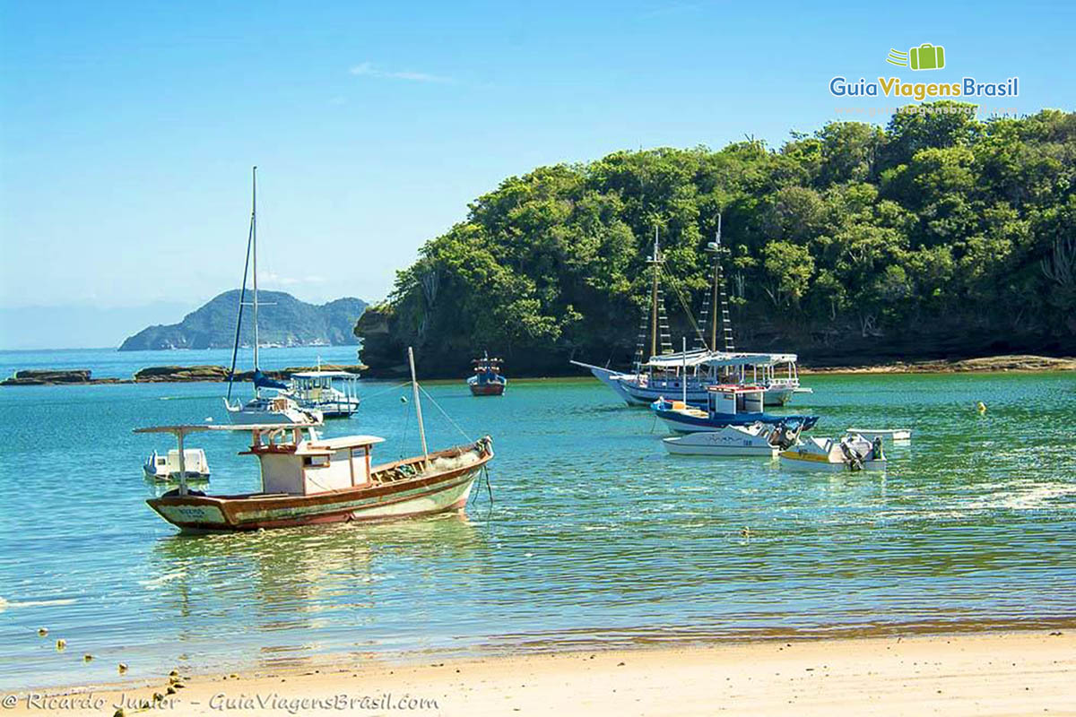 Imagem de barcos parados próximos a beira mar.