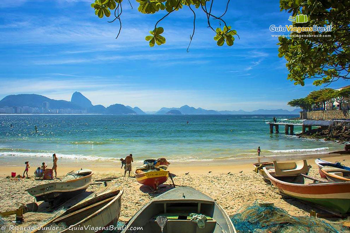 Imagem de belos barcos de pescador na praia.