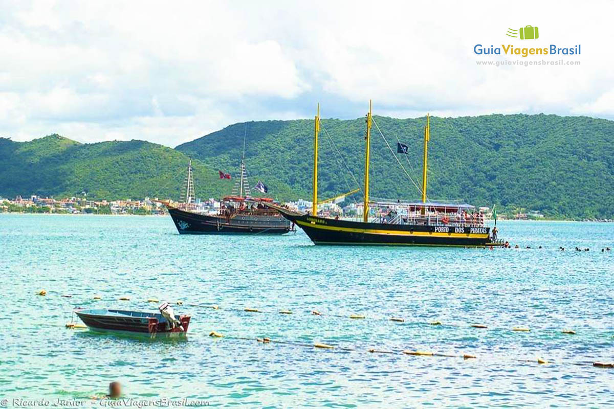 Imagem de barcos no mar da Praia Sepultura.