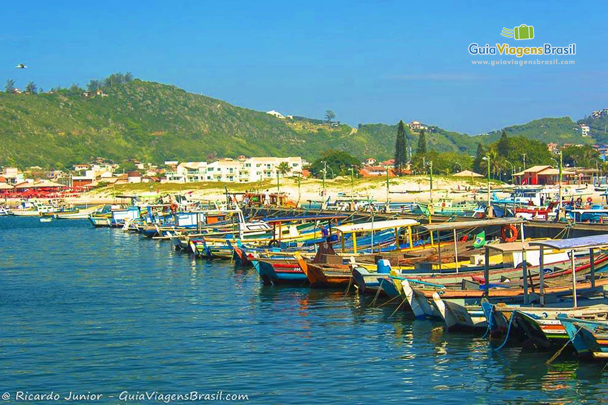 Imagem do pier da Praia dos Anjos, em Arraial do Cabo.