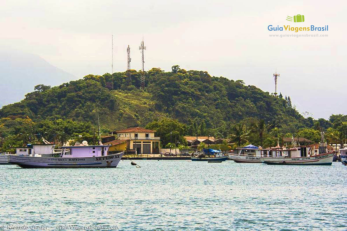 Imagem de barcos na Praia Enseada em Bertioga.