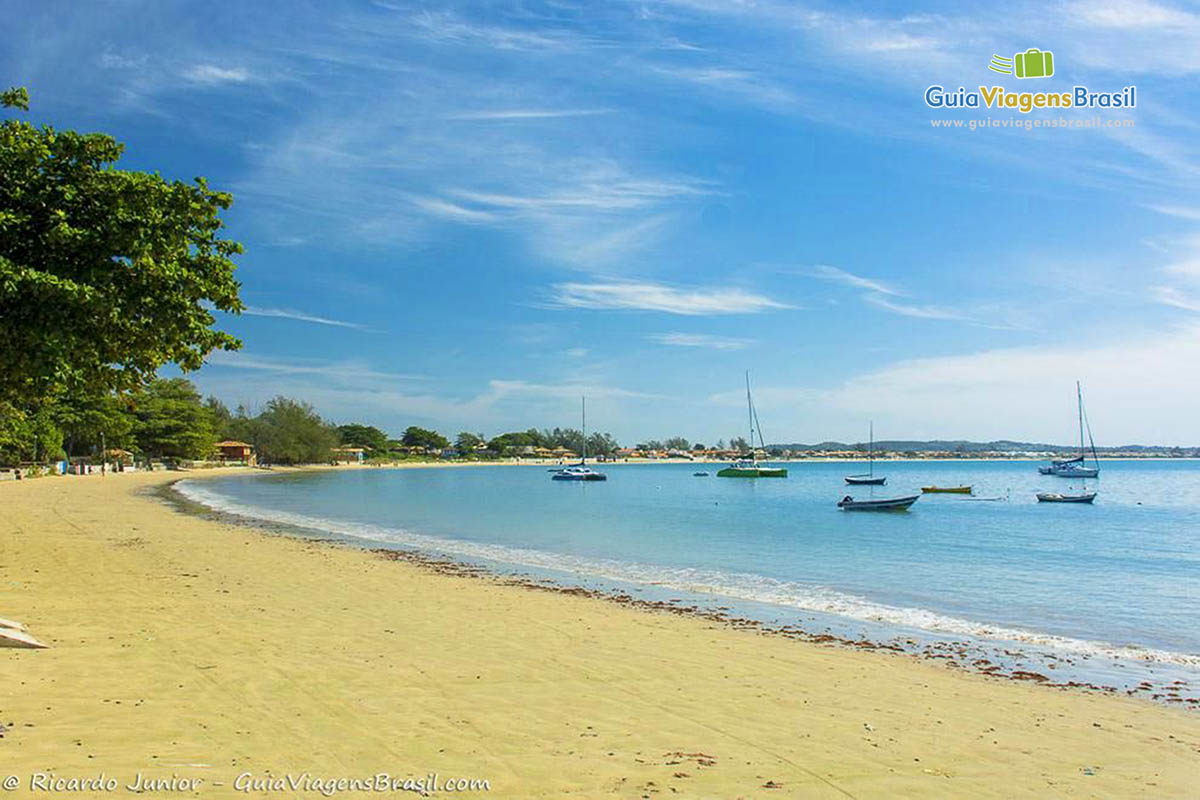 Imagem de lindos barcos na Praia de Manguinhos. 