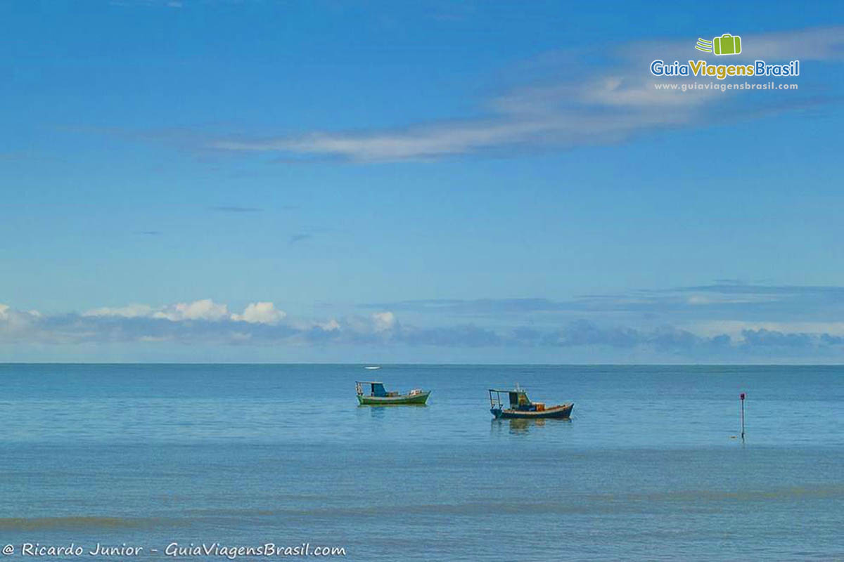 Imagem de dois barcos de pescadores no mar azul da Praia Tambaú.
