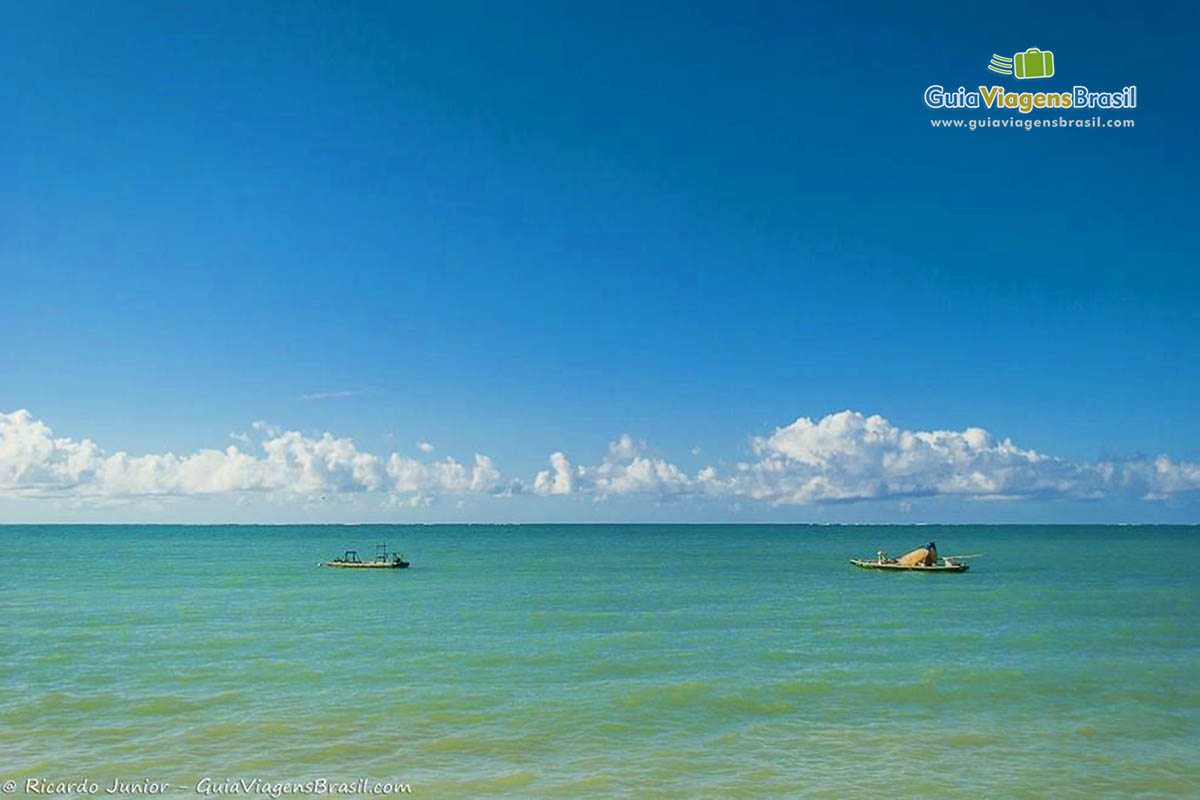 Imagem de barcos simples no mar em Barra Grande.