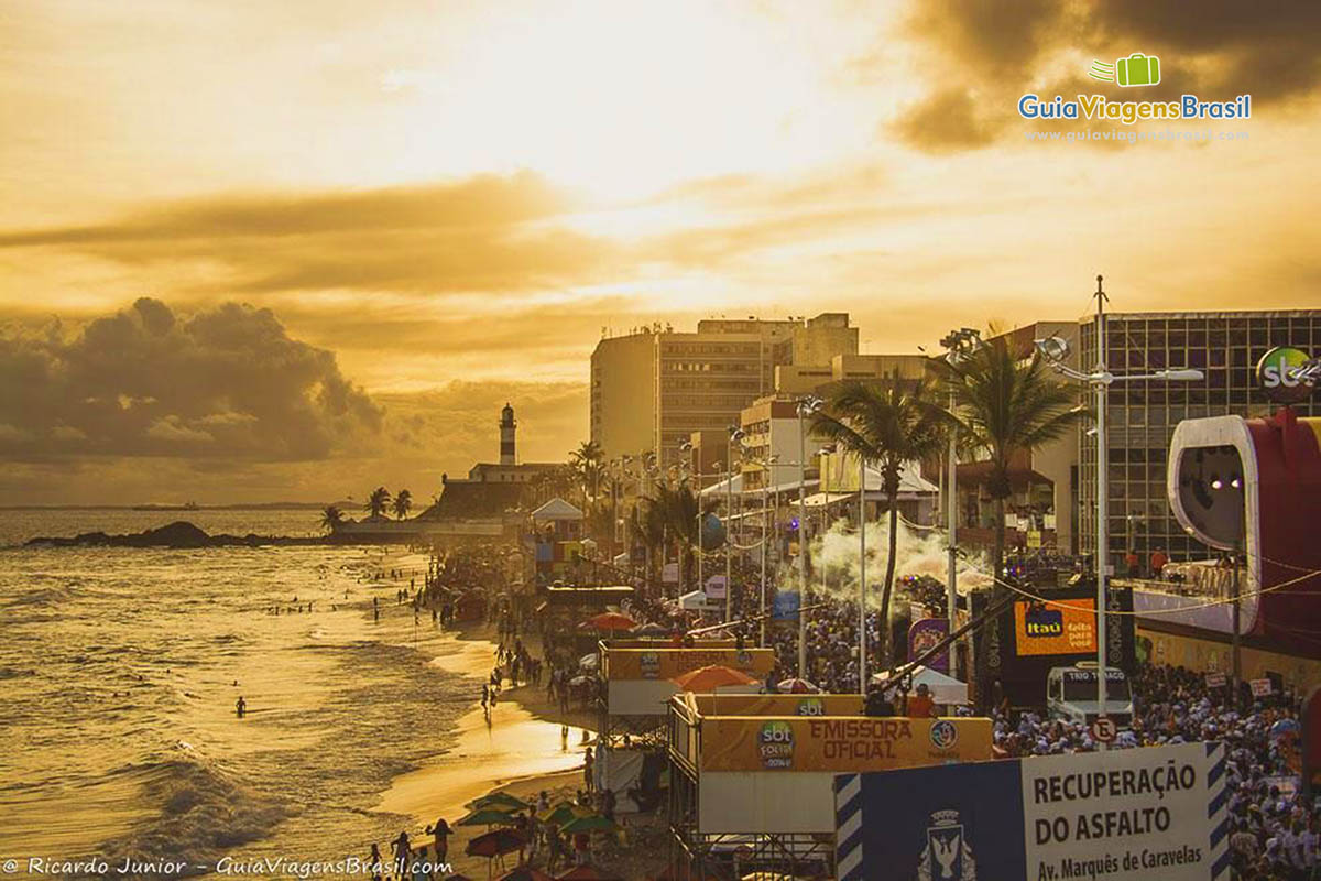 Imagem do entardecer no carnaval em Salvador. 