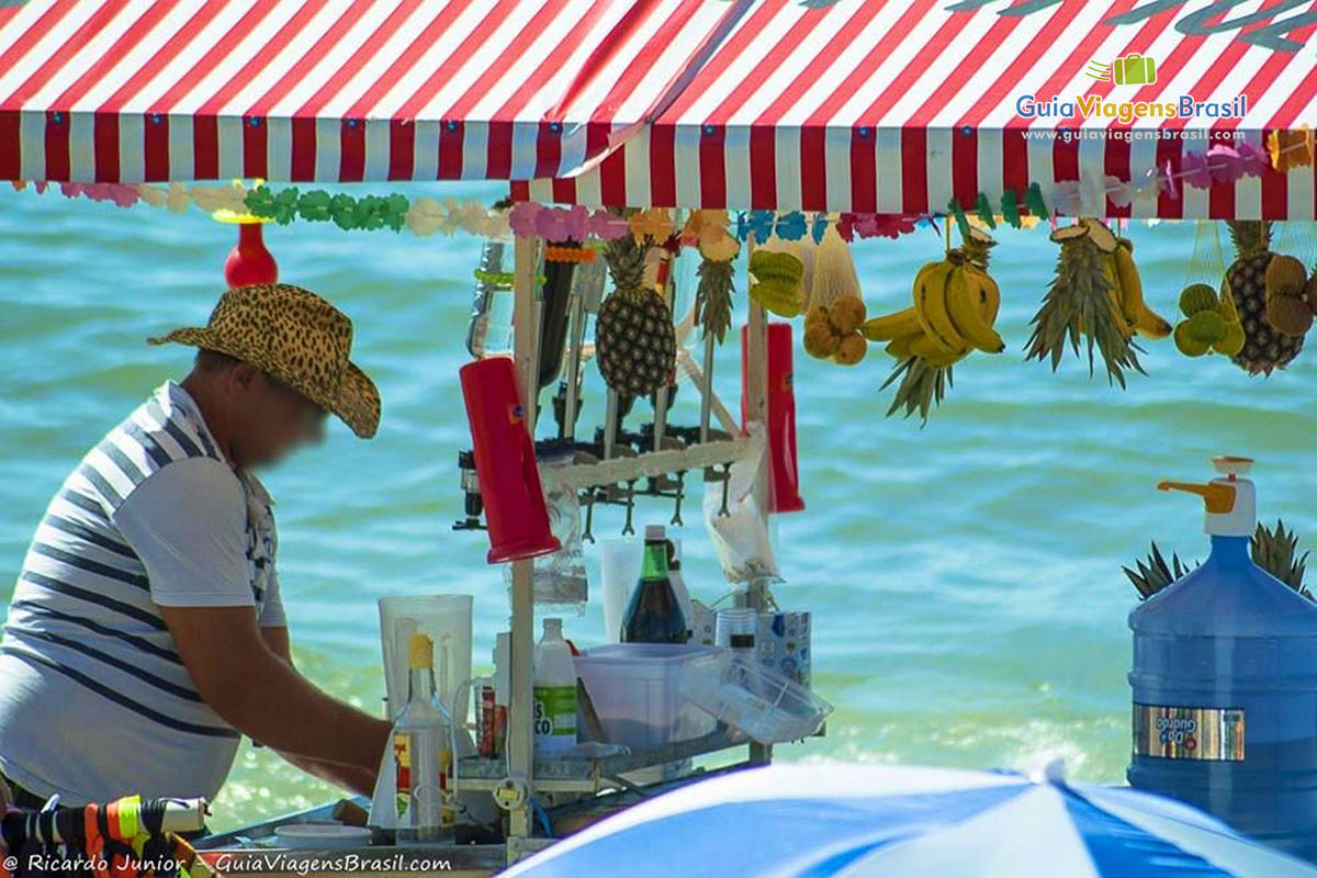 Imagem da barraca com frutas  na linda praia brava.