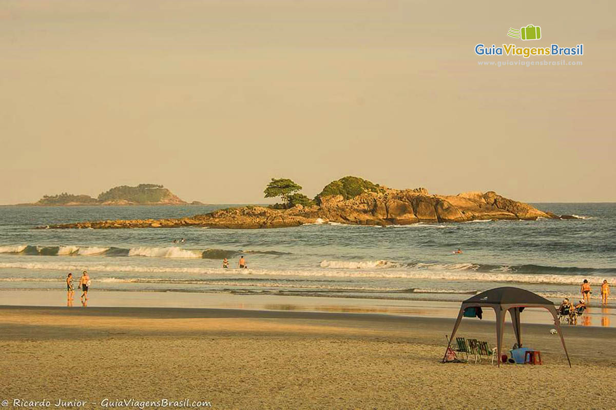 Imagem de uma barraca de turistas nas areias da praia.