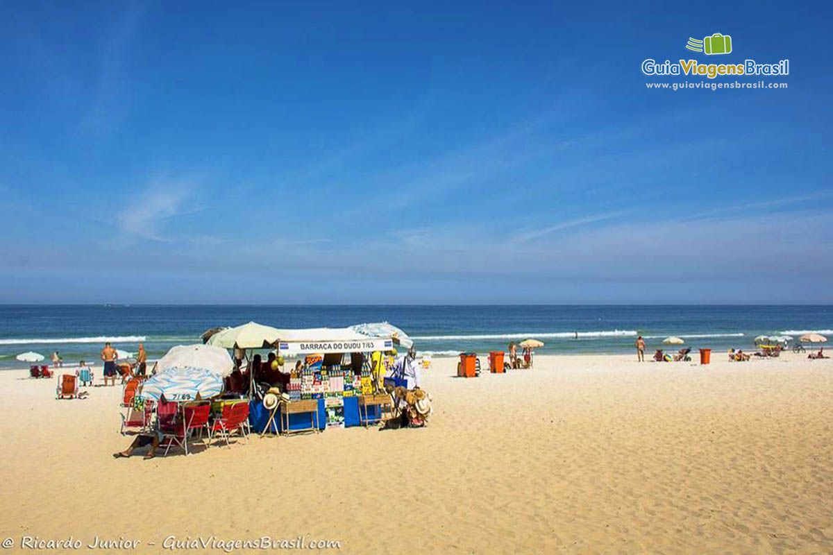 Imagem de uma barraca nas areias da praia.