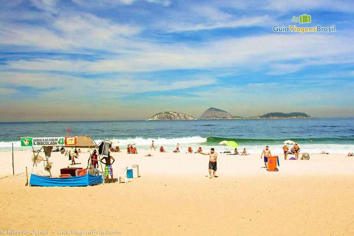 Imagem de barraca numerada na Praia de Ipanema.