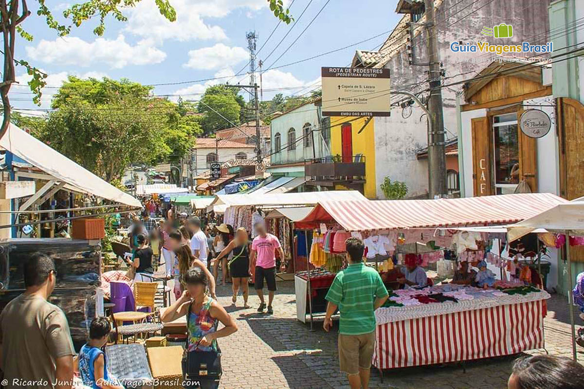 Imagem das barracas nas ruas de paralelepípedos de Embu das Artes.