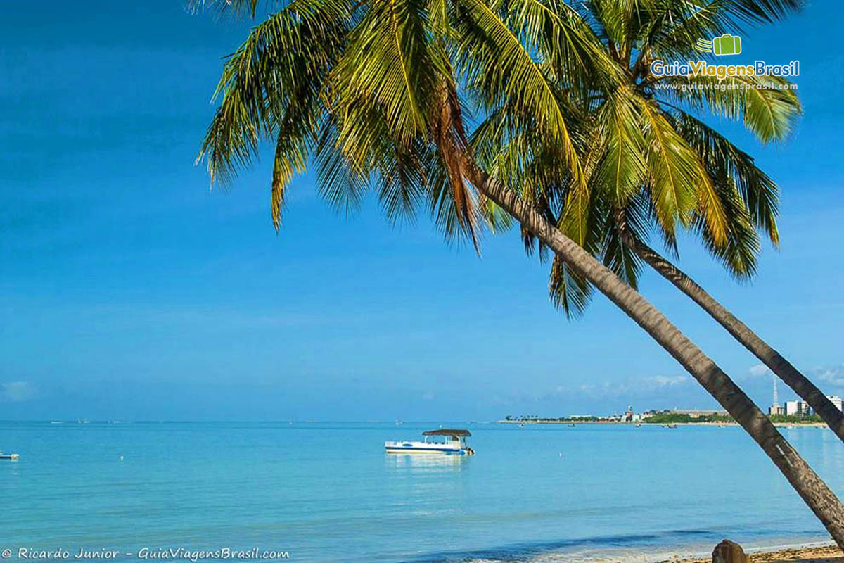 Imagem da bela paisagem, um barco no mar maravilhoso.