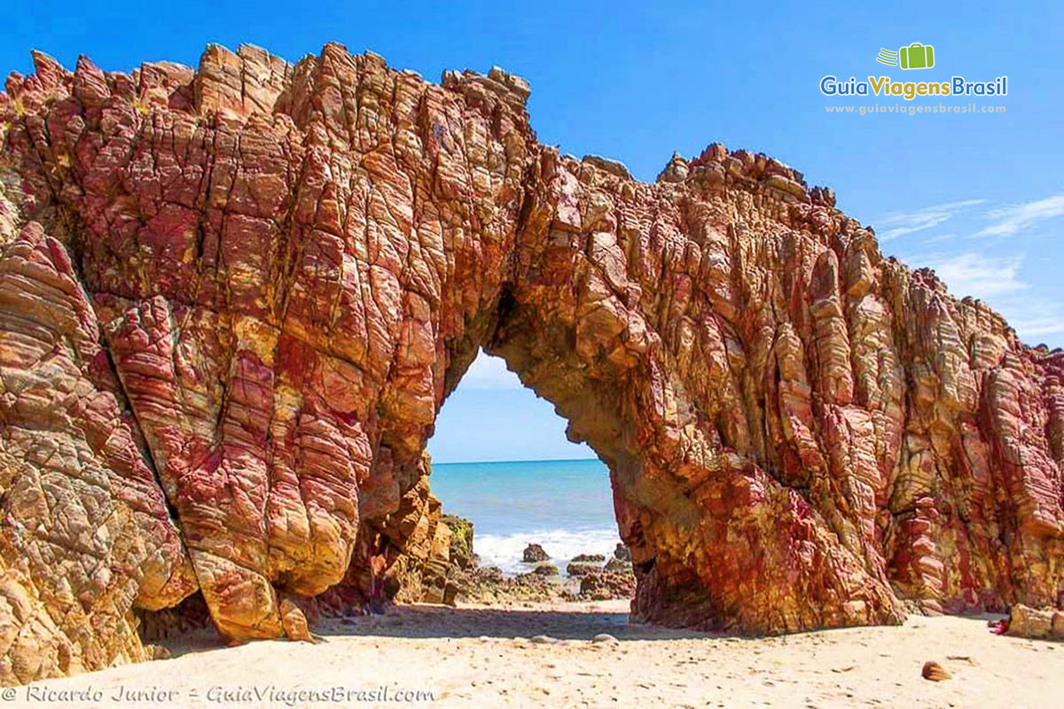 Imagem da famosa Pedra Furada em Jericoacoara.