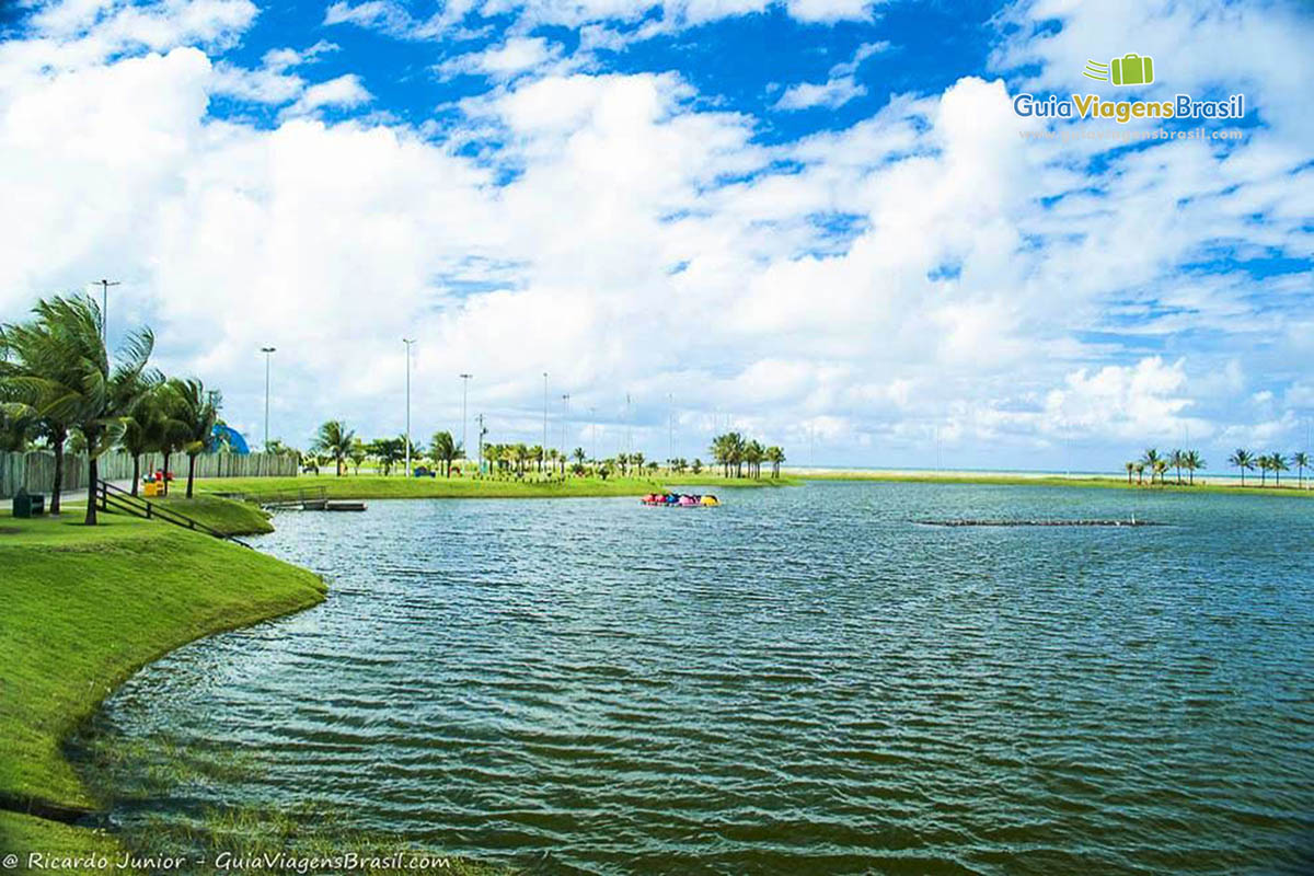 Imagem das águas da Praia Atalaia em Aracaju.