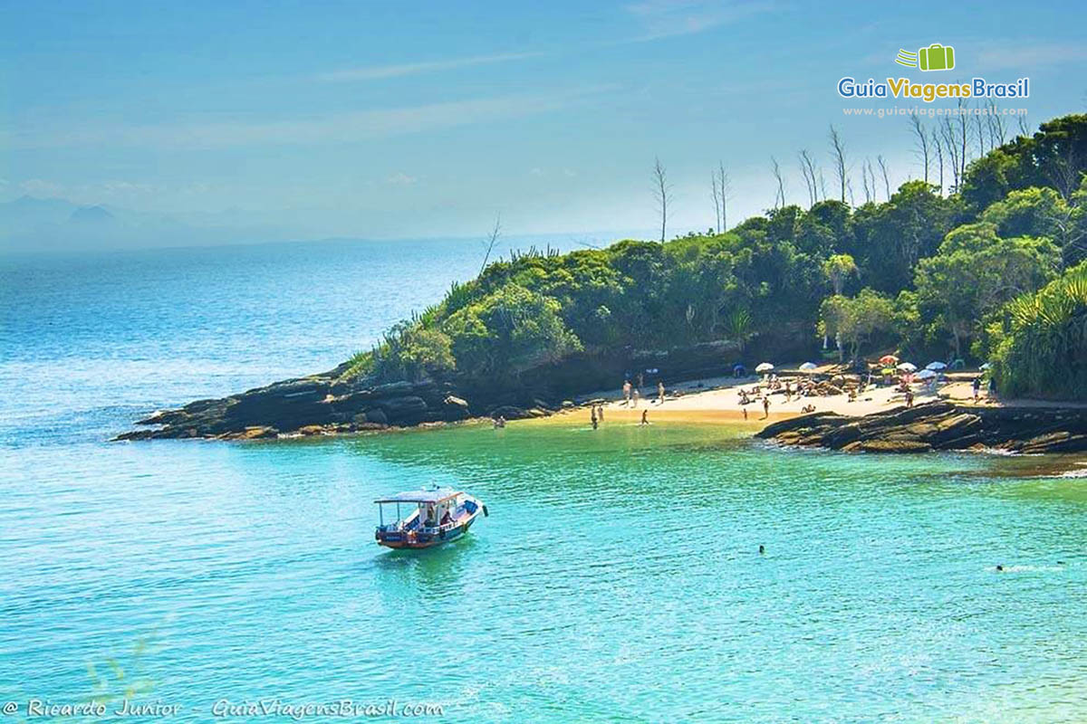 Imagem do alto de um barco chegando na Praia Azeda.