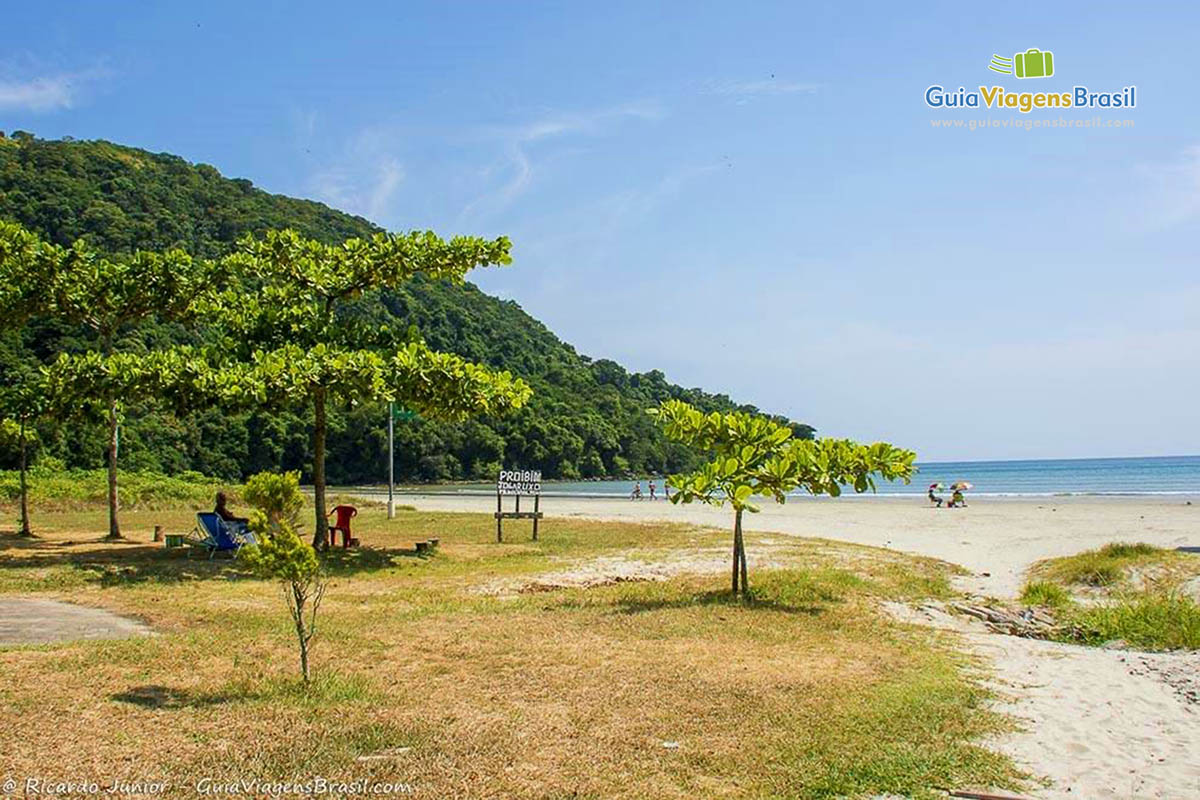 Imagem da Praia da Boracéia, preservação da natureza.