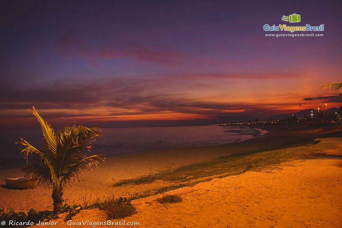 Imagem da iluminação em um anoitecer na orla da Praia da Vila.