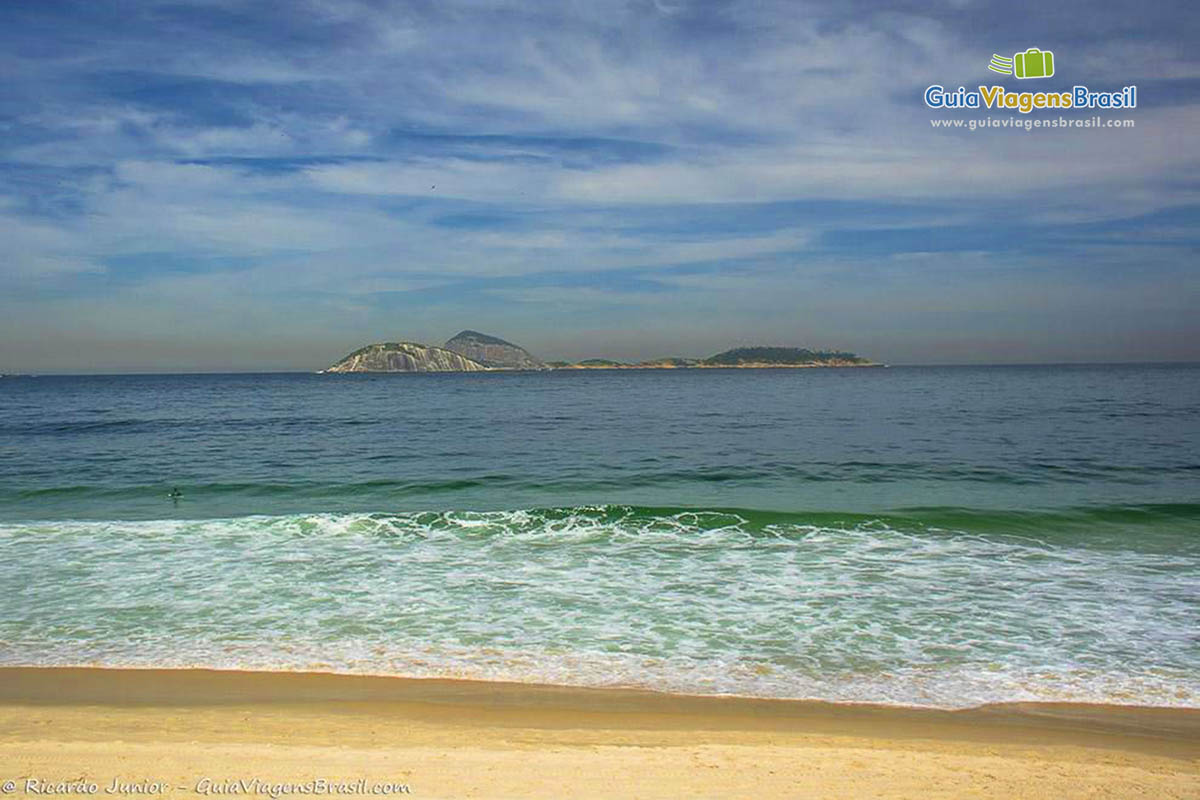 Imagem do lindo mar da Praia de Ipanema.