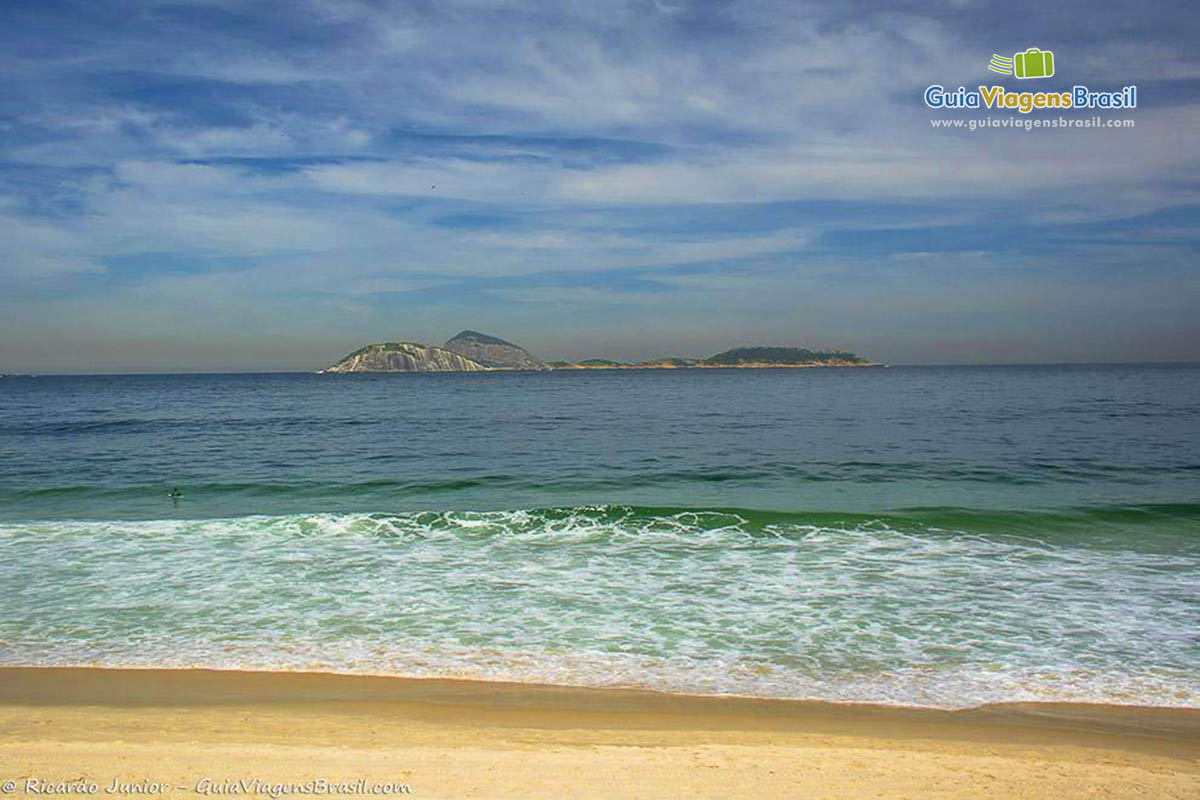 Imagem do lindo mar da Praia de Ipanema.