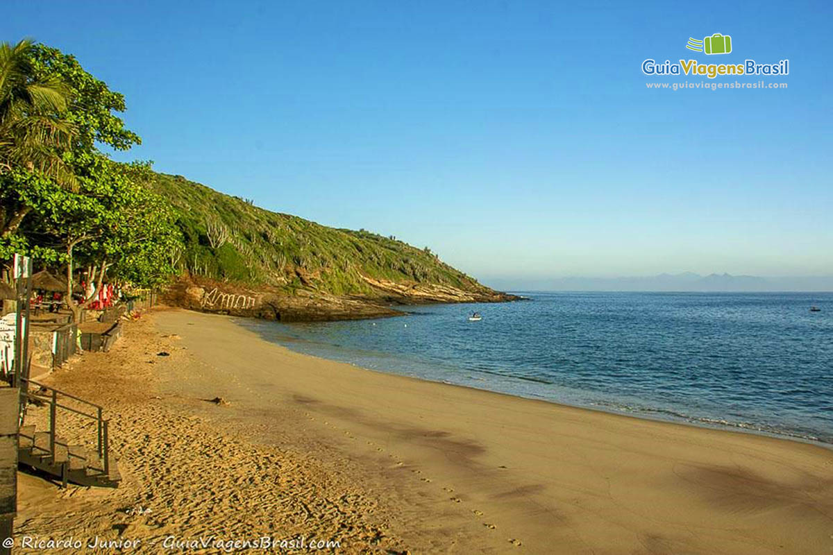 Imagem da badalada Praia de João Fernandes.