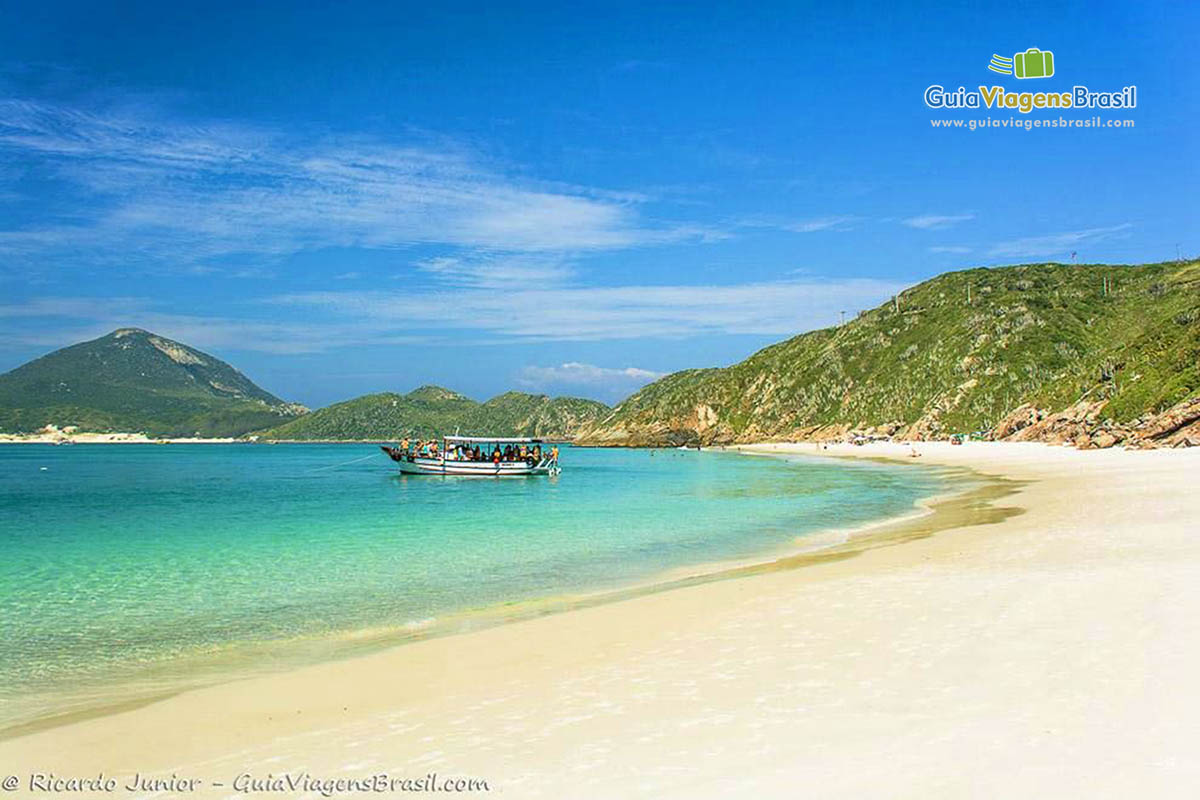 Imagem do mar calmo da Praia Pontal Atalaia.