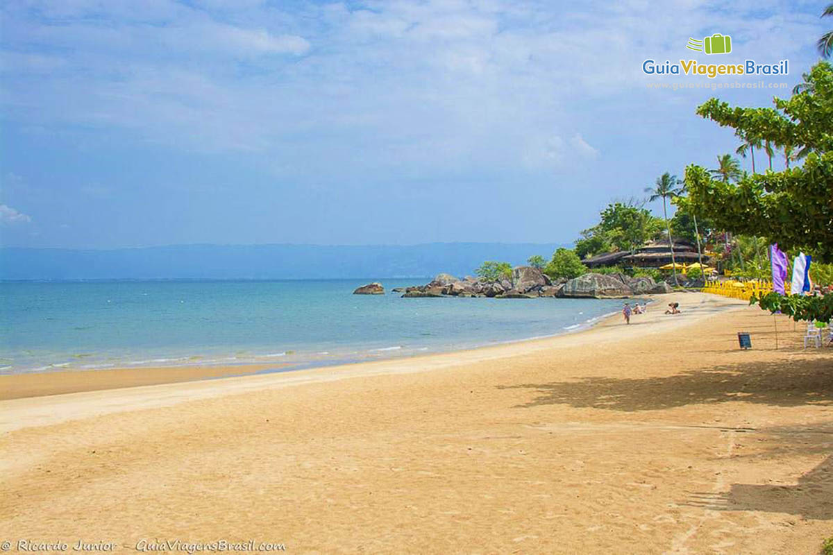 Imagem da Praia do Sino ideal para ir com crianças.