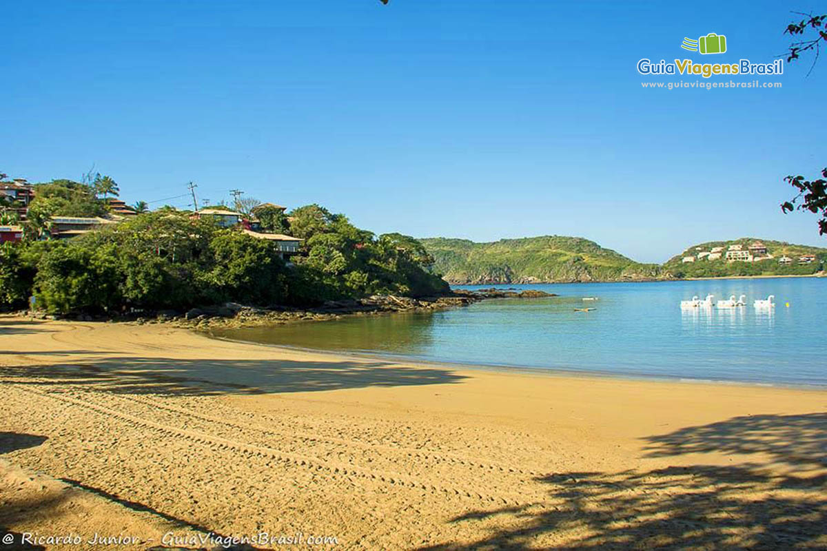 Imagem da bela e tranquila Praia da Ferradura.