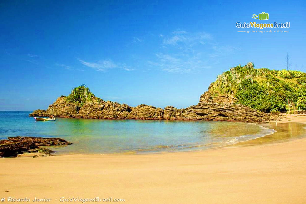 Imagem da orla da Praia Ferradurinha em Búzios.