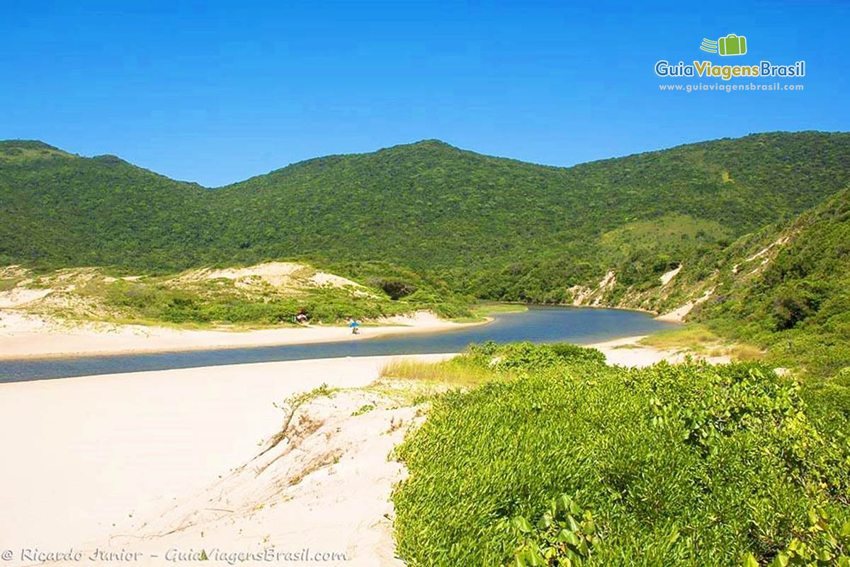 Imagem do pequeno lago e da Mata Atlantica da Praia Lagoinha do Leste.