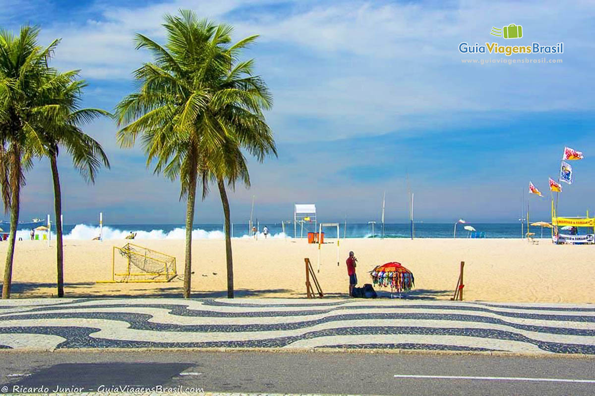 Imagem do mar azul e belo na Praia Leme.