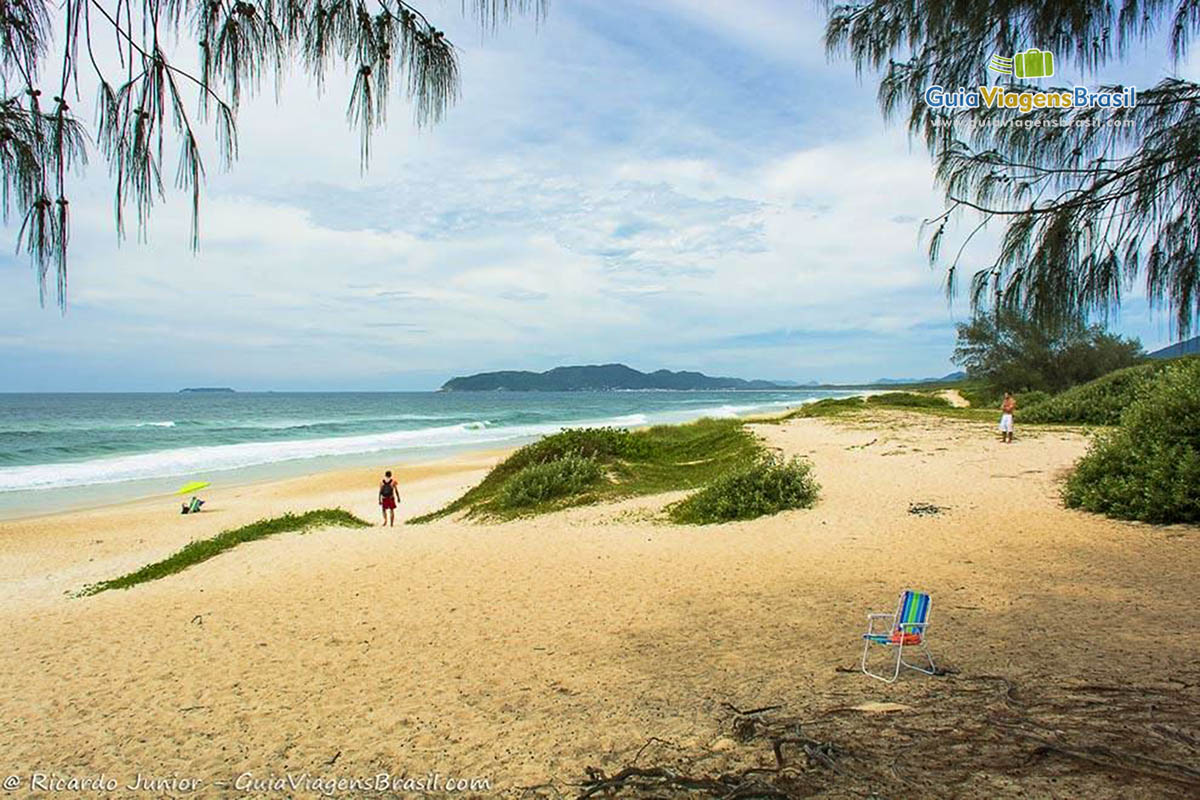 Imagem do mar azul da Praia Moçambique.