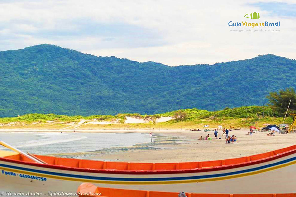 Imagem da linda e calma Praia Pantano do Sul.