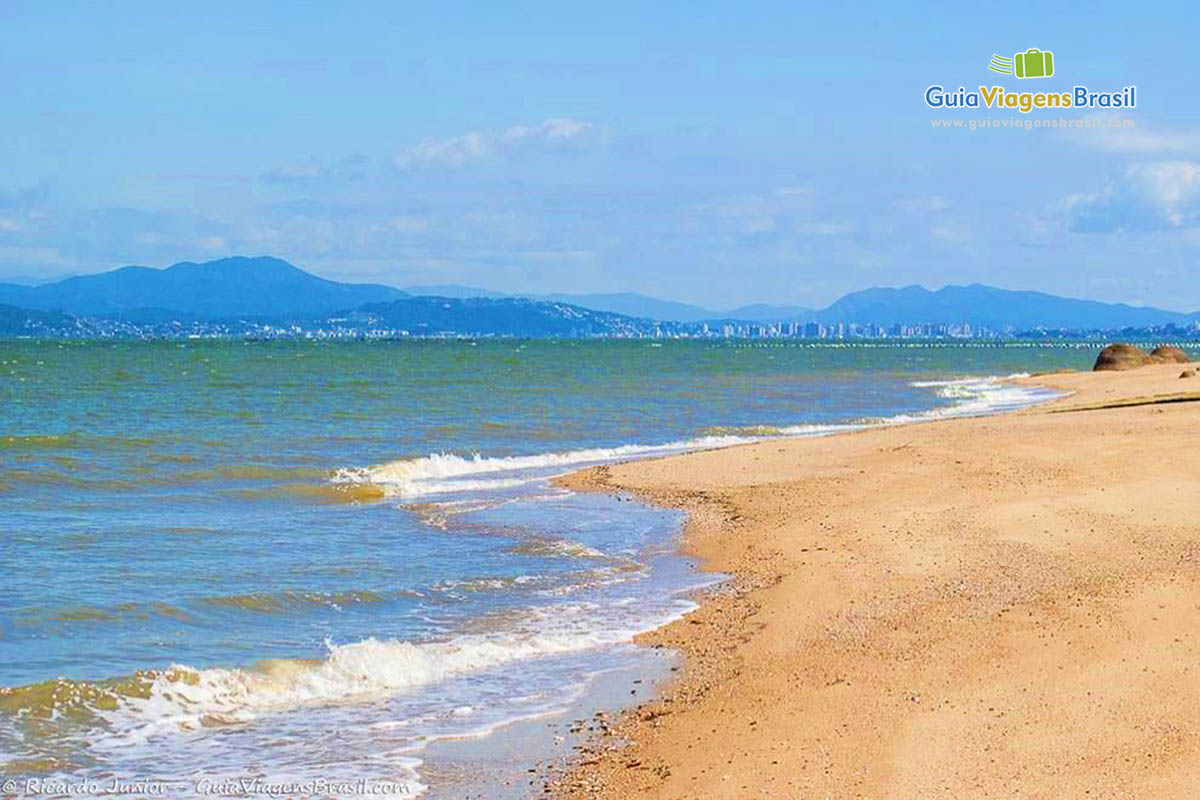 Imagem de linda Praia Ribeirão da Ilha.