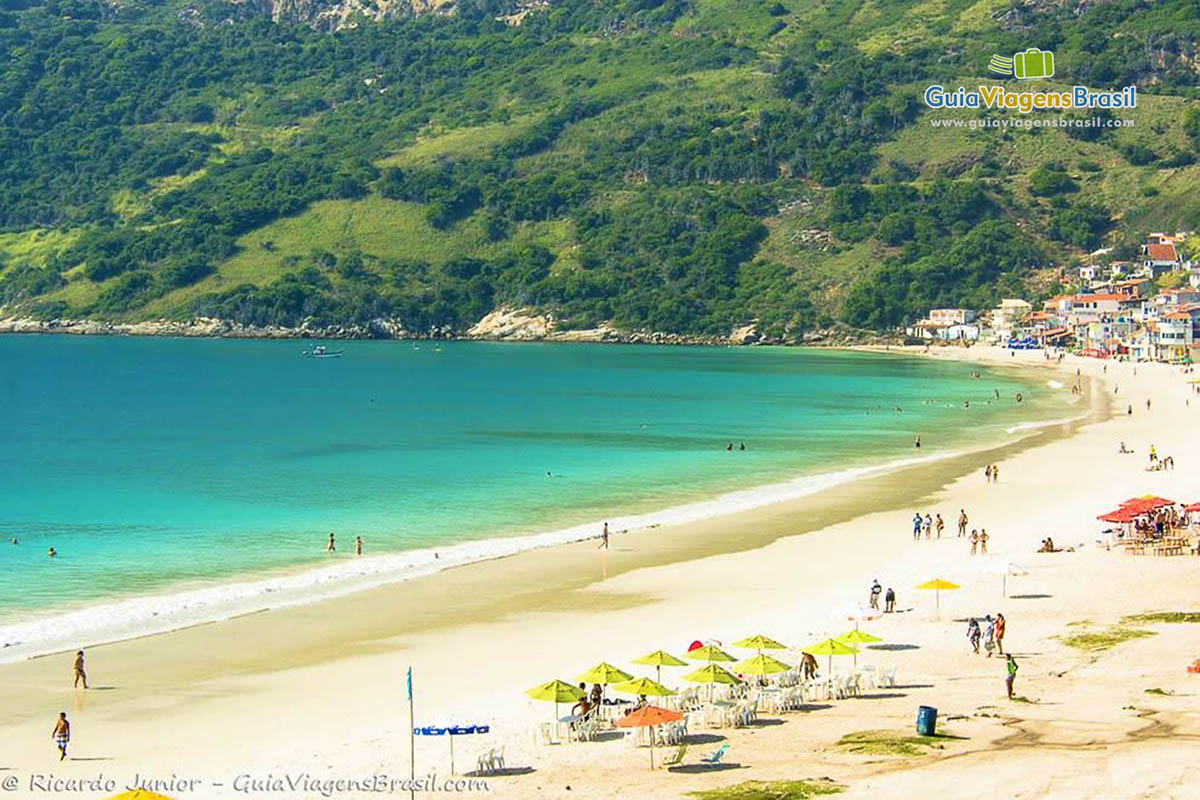 Imagem da linda Prainha em Arraial do Cabo.