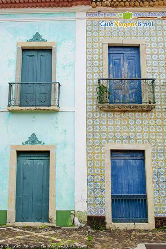 Imagem das pinturas e azulejos dos antigos casarões.