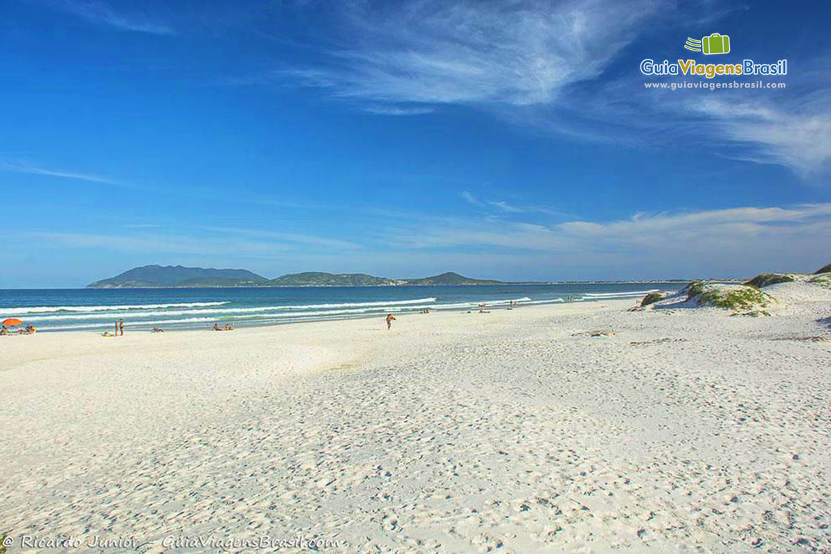 Imagem da areia fininha e clara da Praia das Dunas.