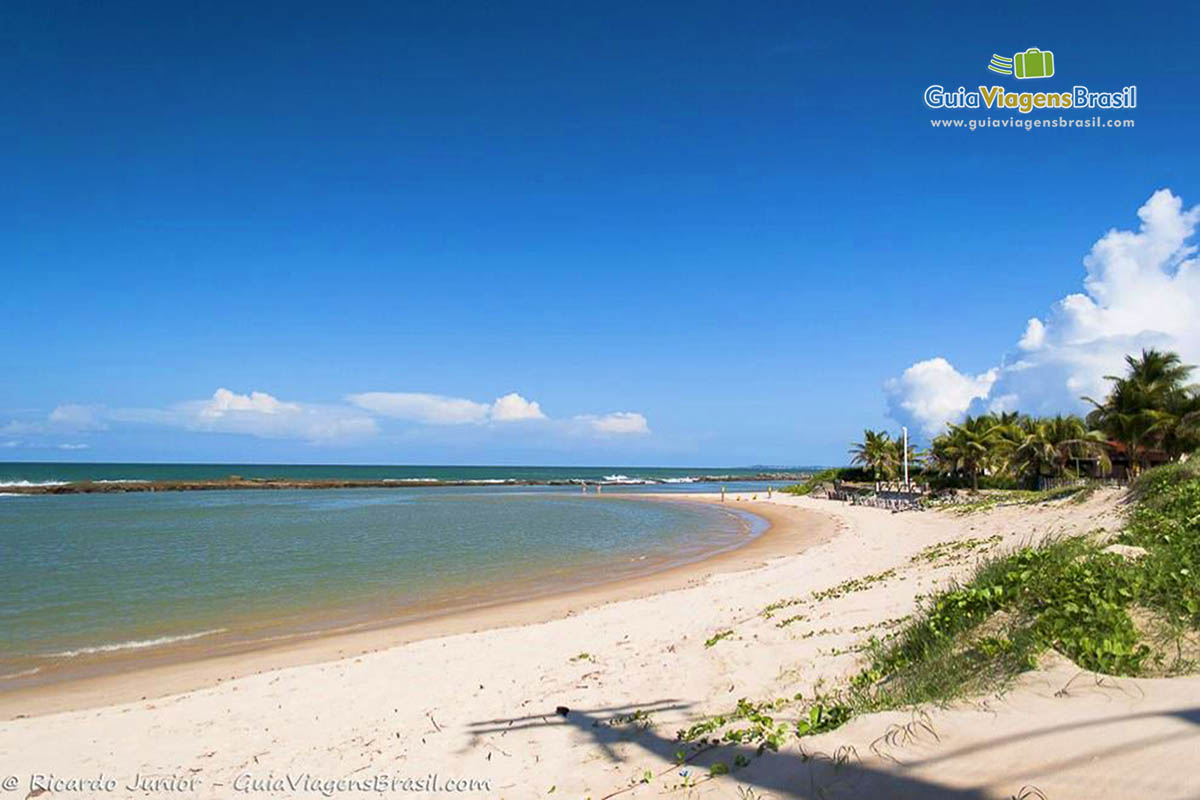 Imagem do mar azul da Praia Barreta.