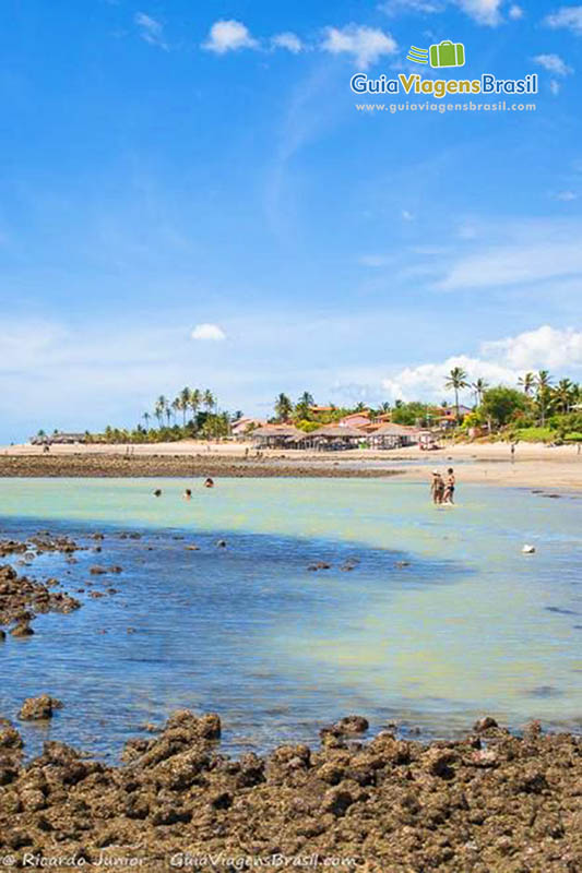 Imagem da piscina natural da Praia do Coqueiro em Luis Correia.