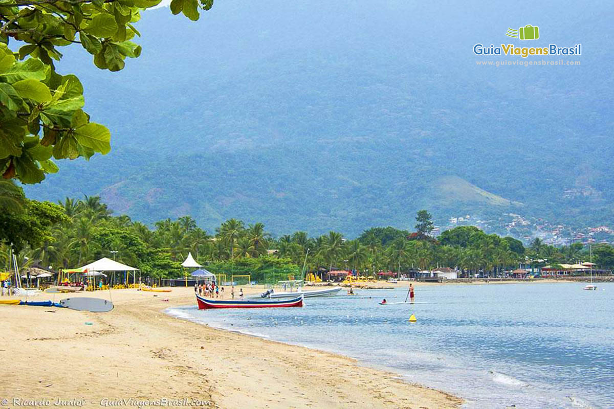 Imagem das belezas naturais da Praia do Perequê.